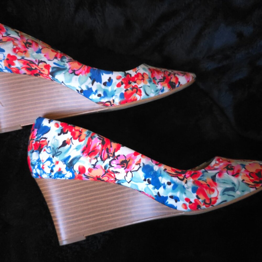 Kelly & Katie floral wedges size 10 - Picture 3 of 4